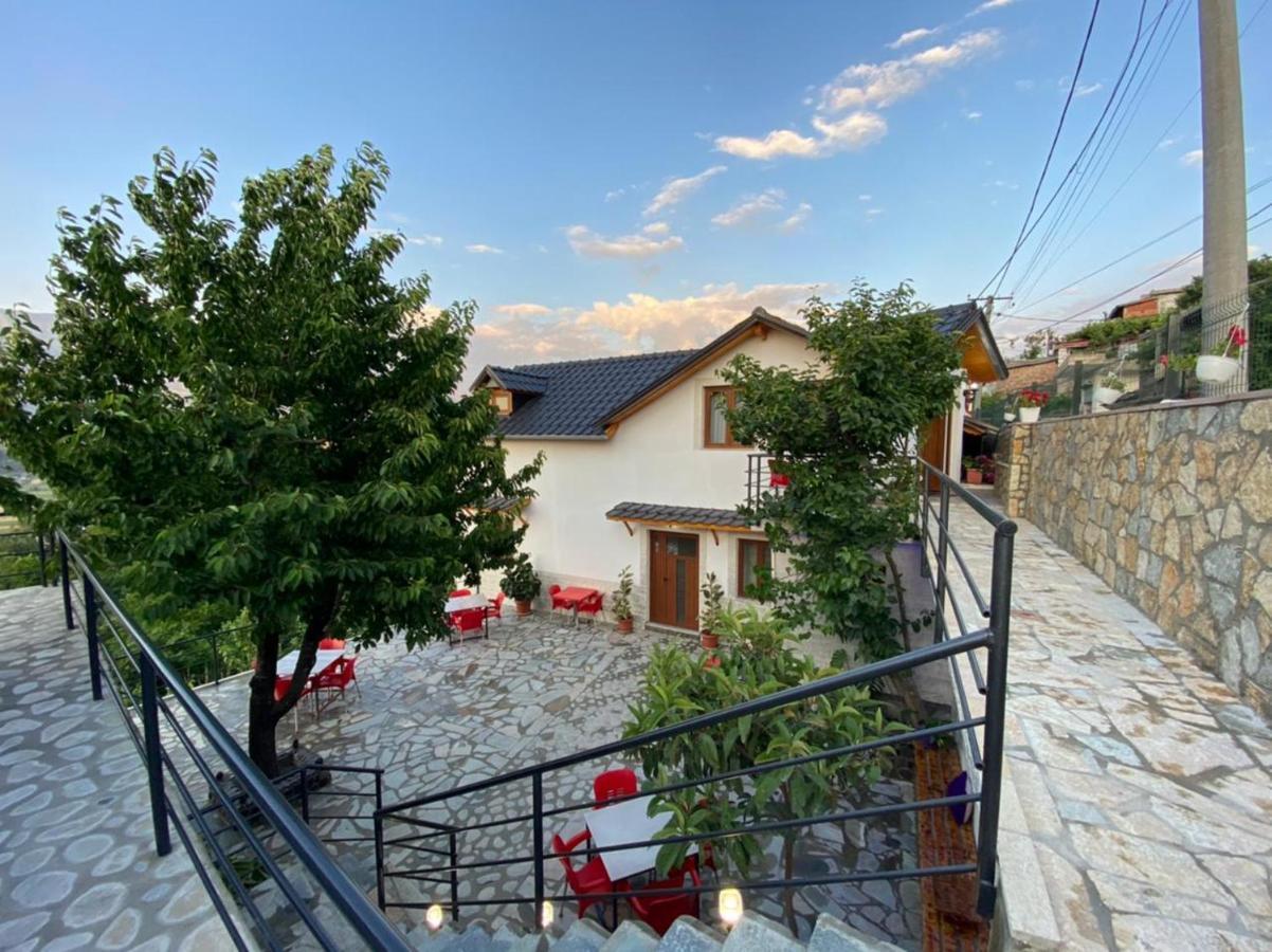 Bixhaku Guesthouse Gjirokastër Exterior foto