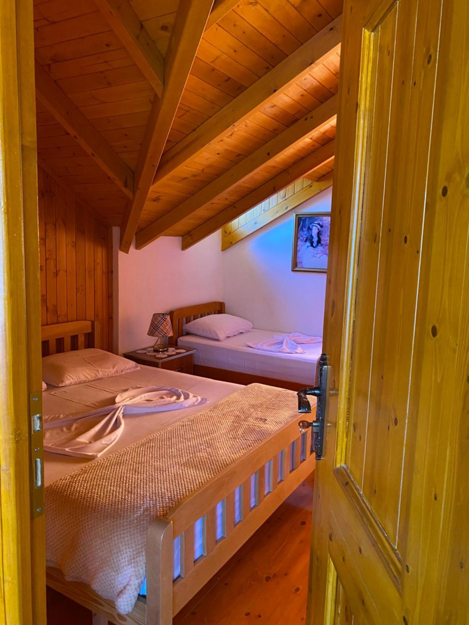 Bixhaku Guesthouse Gjirokastër Exterior foto