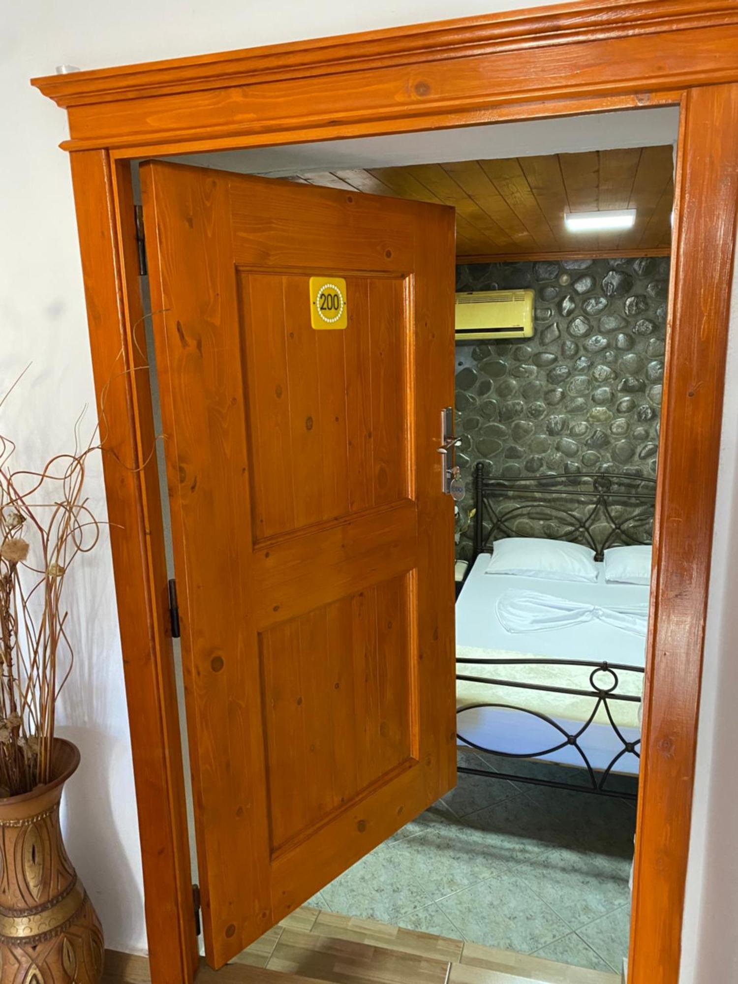 Bixhaku Guesthouse Gjirokastër Exterior foto