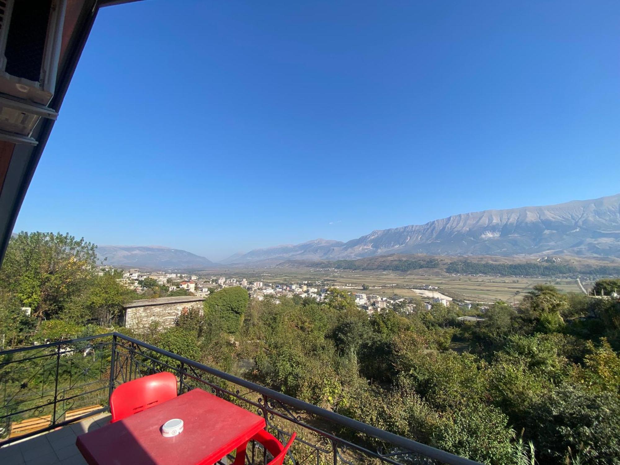 Bixhaku Guesthouse Gjirokastër Exterior foto