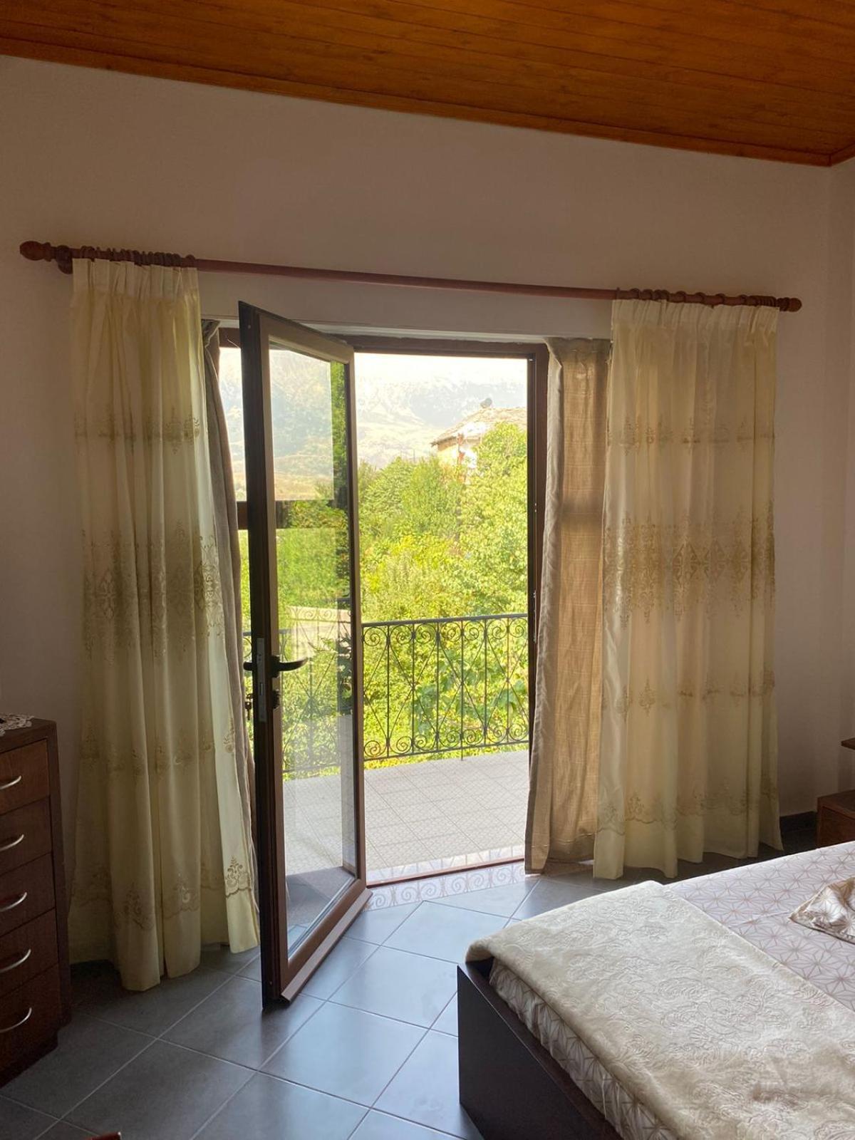 Bixhaku Guesthouse Gjirokastër Exterior foto
