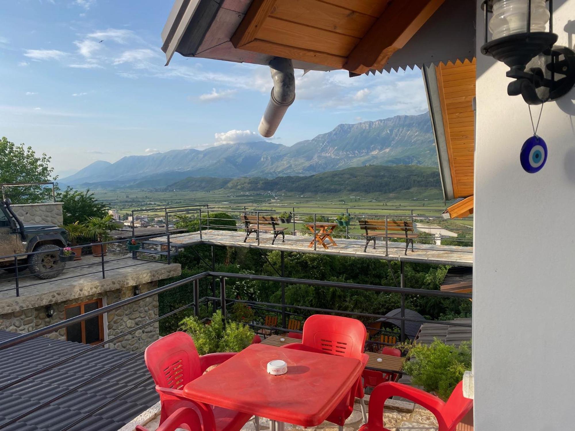 Bixhaku Guesthouse Gjirokastër Exterior foto