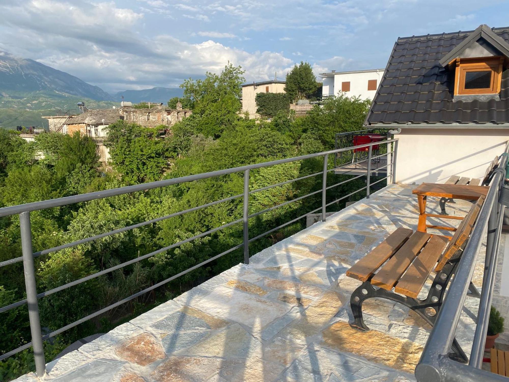 Bixhaku Guesthouse Gjirokastër Exterior foto