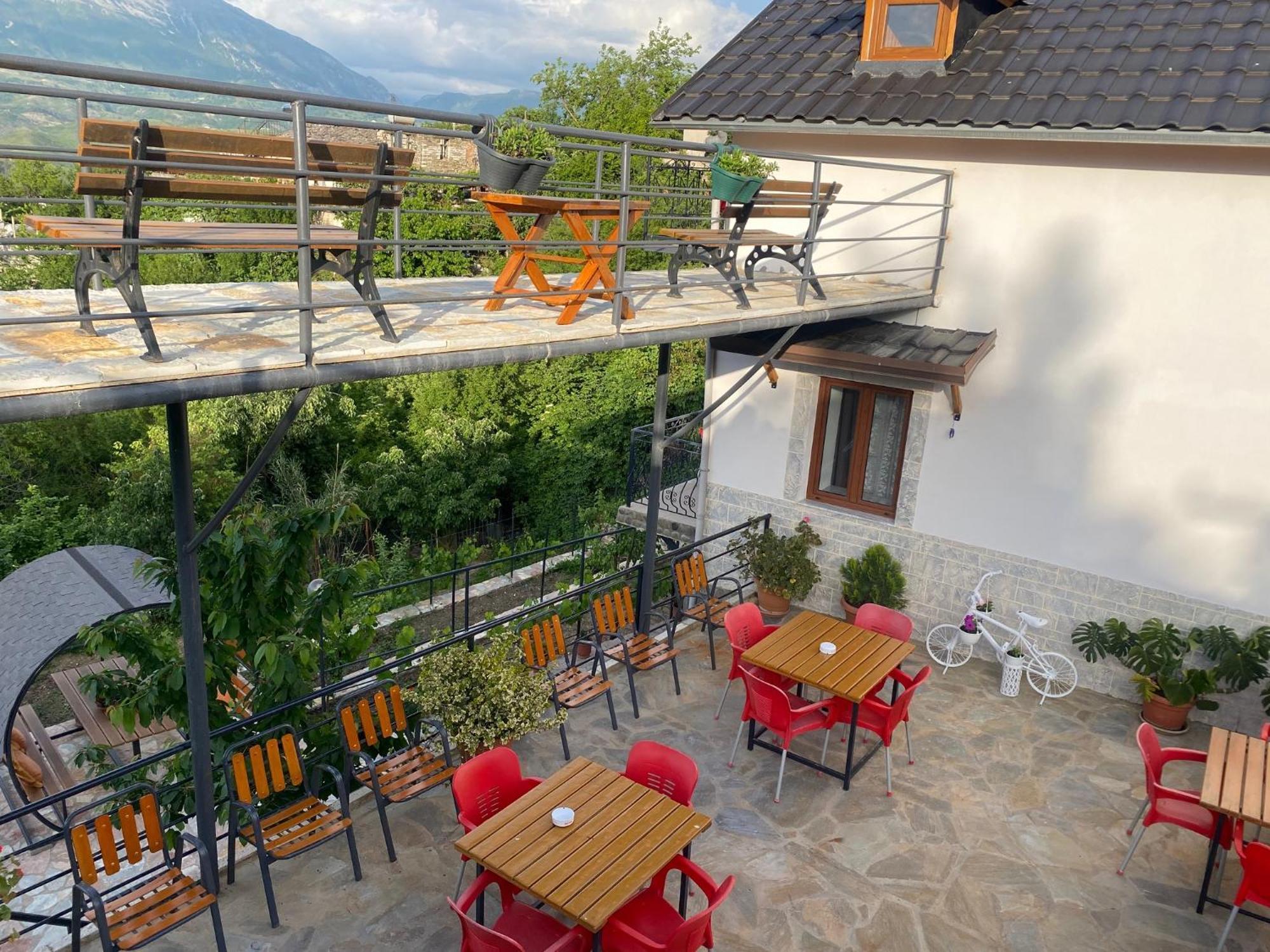 Bixhaku Guesthouse Gjirokastër Exterior foto