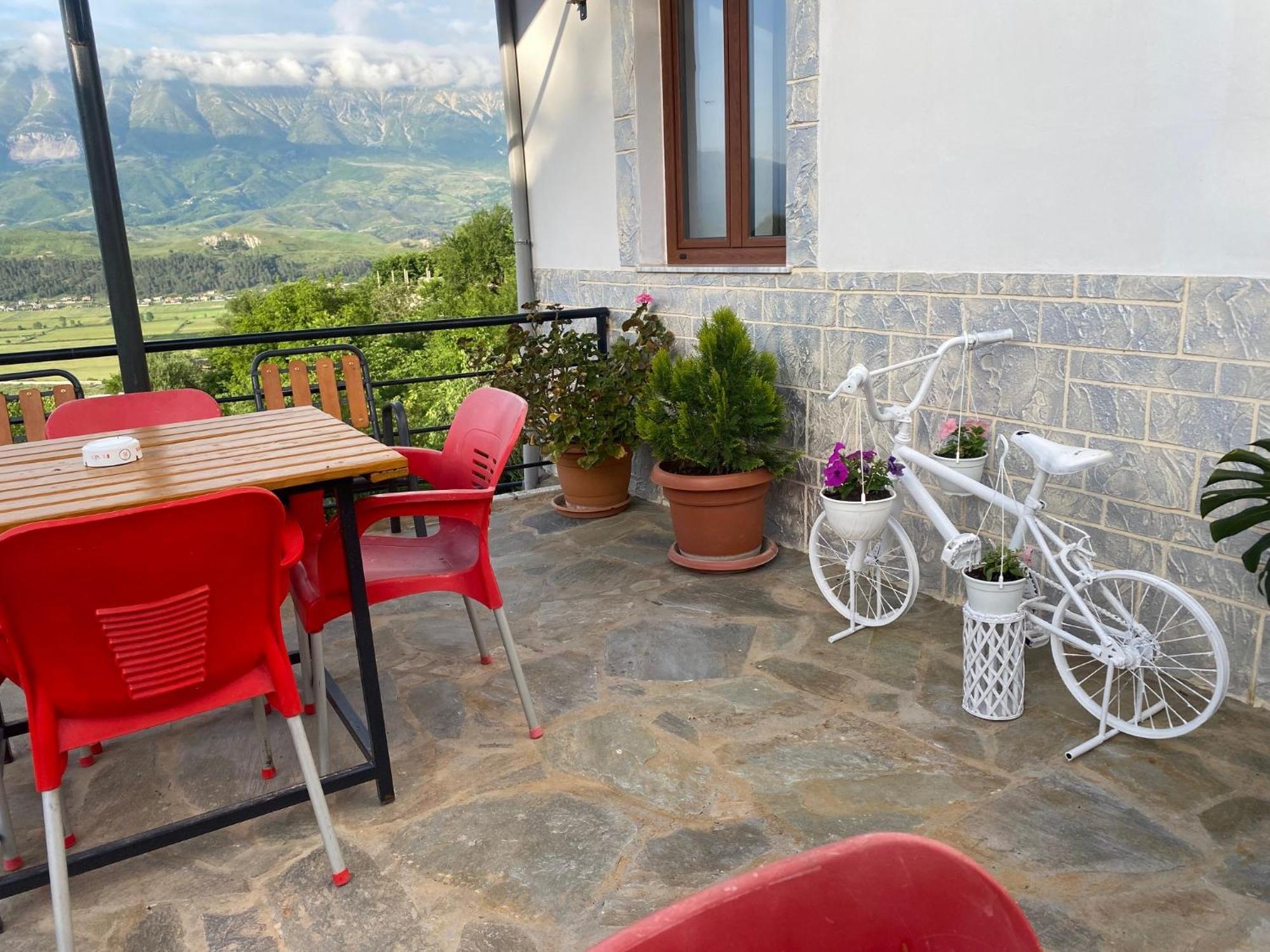Bixhaku Guesthouse Gjirokastër Exterior foto