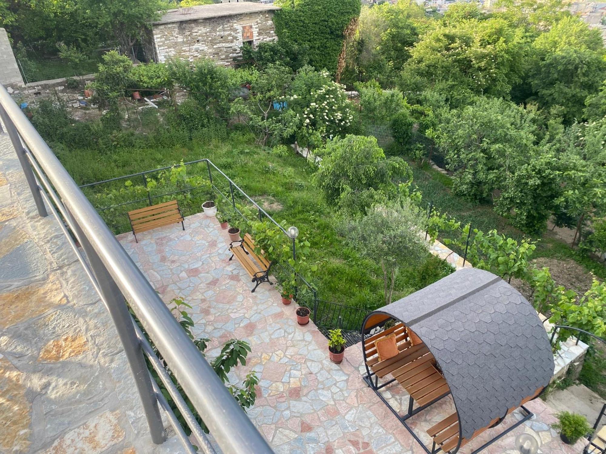 Bixhaku Guesthouse Gjirokastër Exterior foto