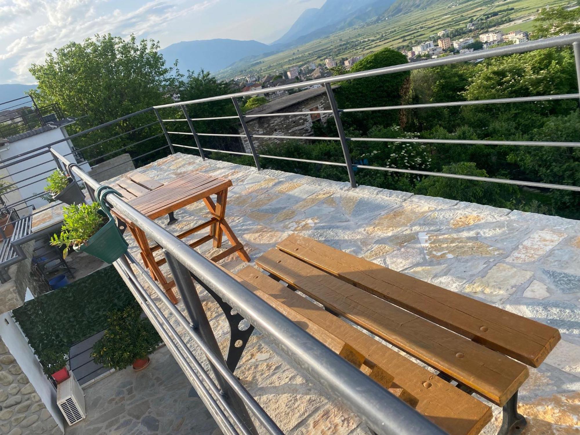 Bixhaku Guesthouse Gjirokastër Exterior foto